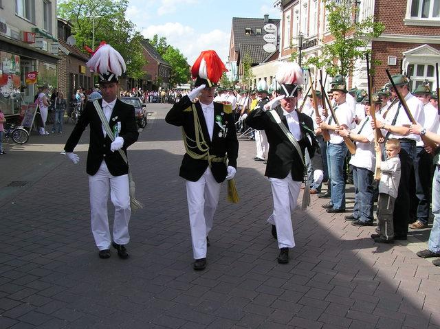 05c_so 06 Umz.jpg - Der neue Oberst Klemens Kersting mit seinen Adjutanten schreitet erstmalig das Bataillon ab.